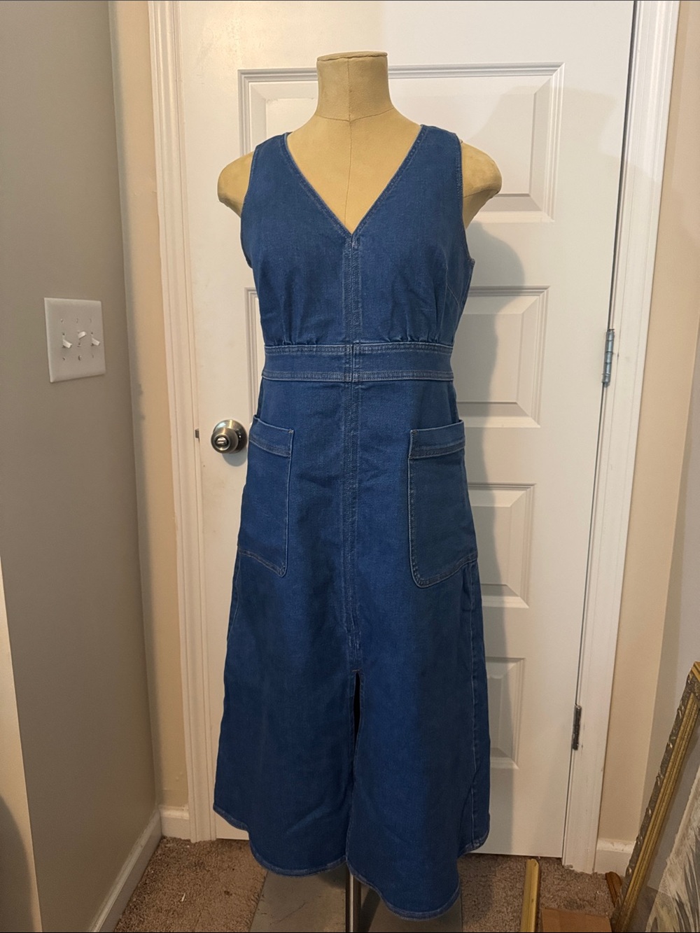 Spanx Classic Light Wash Blue Denim V-Neck Sleeveless Midi Dress Size Medium